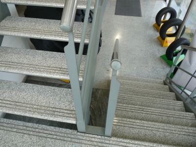 Escalera en granito gris mara con antideslizantes