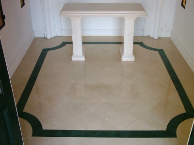 Altar y piso en marmol sahara con guarda en marmol verde guatemala.