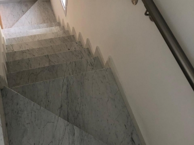 Escalera interior en marmol carrara